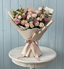 Букет цветов из:  Розы и Лизиантусы в Северо-Курильске