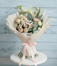 Букет цветов из:  Розы и Лизиантусы в Северо-Курильске