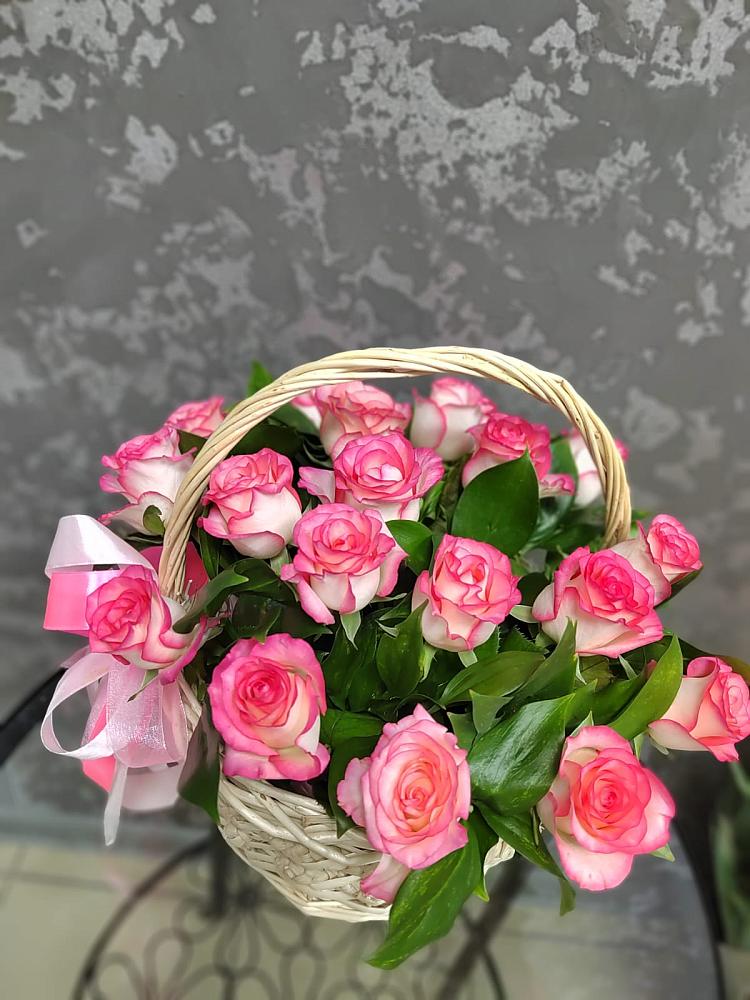 Цветочная композиция из Розы в корзине в Северо-Курильске