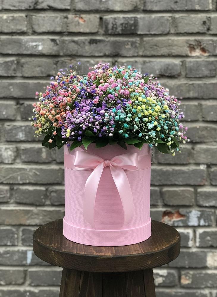 Цветочная композиция из Гипсофила и Розы в шляпной коробке в Северо-Курильске