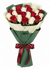 Букет Микс из красных и белых роз в Северо-Курильске