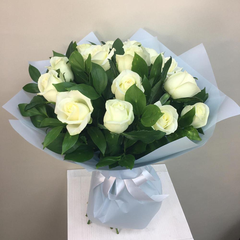Букет 15 Белых роз Проуд в Северо-Курильске