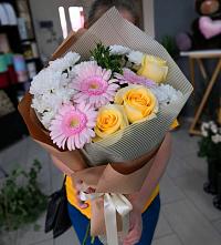 Букет цветов из:  Герберы, Розы и Хризантемы в Северо-Курильске