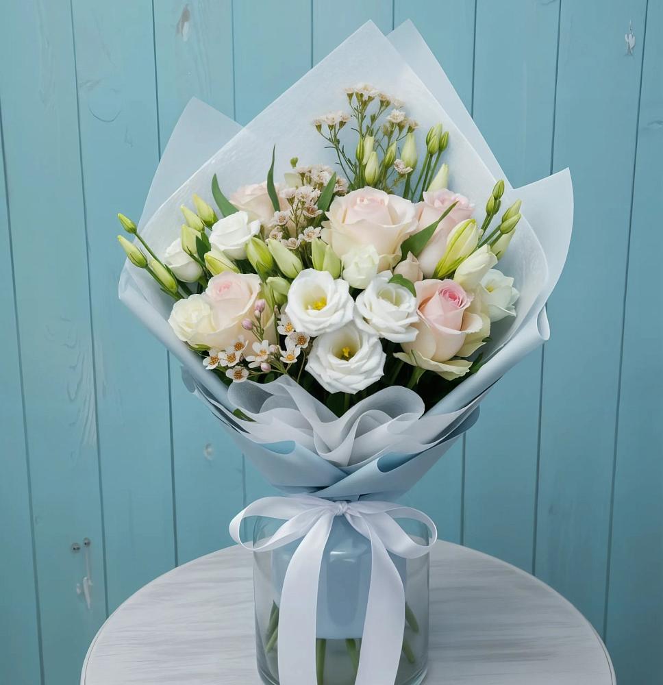 Букет цветов из: Розы и Лизиантусы в Северо-Курильске