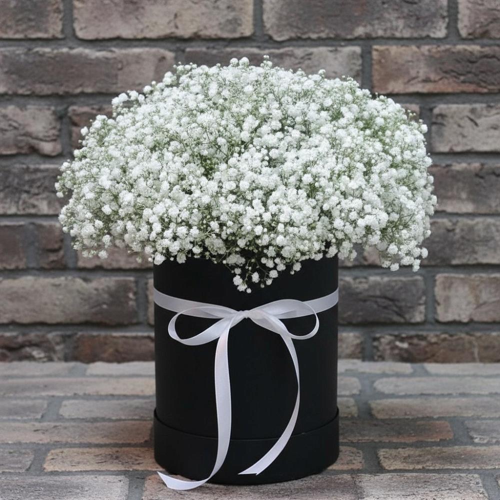 Цветочная композиция из Гипсофила в шляпной коробке в Северо-Курильске