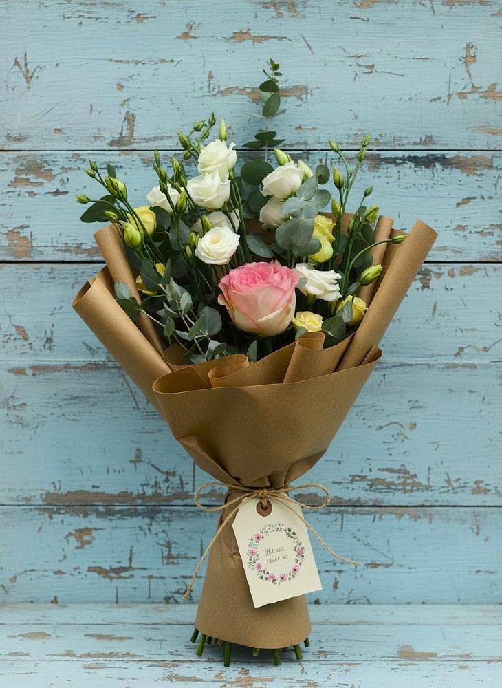 Букет цветов из: Розы и Лизиантусы в Северо-Курильске