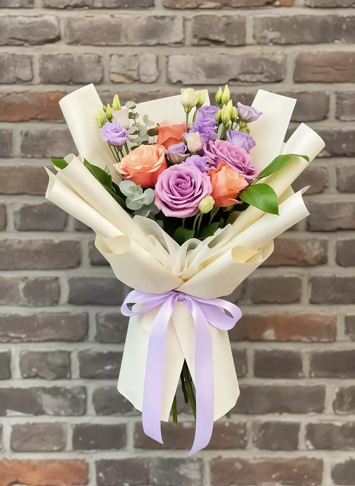 Букет цветов из: Лизиантусы и Розы в Северо-Курильске