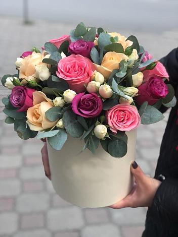 Цветочная композиция из Розы в шляпной коробке в Северо-Курильске