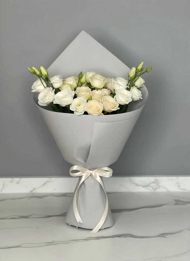 Букет цветов из: Розы и Лизиантусы в Северо-Курильске