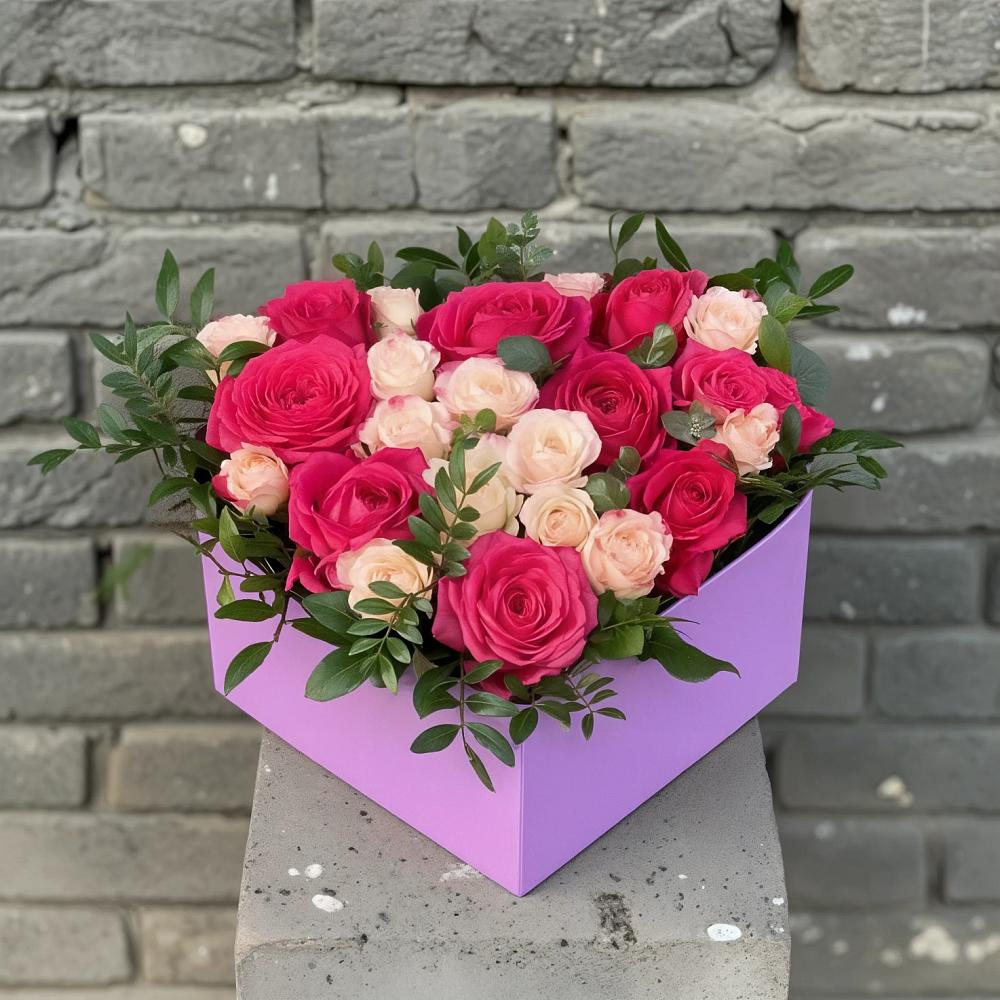 Цветочная композиция из Розы в коробке в Северо-Курильске