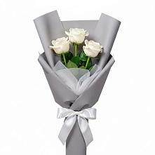 Букет 3 белые розы в Северо-Курильске