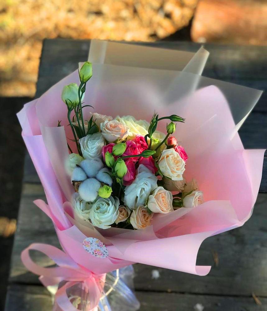 Букет цветов из: Розы и Лизиантусы в Северо-Курильске