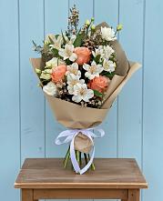 Букет цветов из:  Альстромерии, Лизиантусы, Розы и Хризантемы #REPLACE_PRED# Северо-Курильске