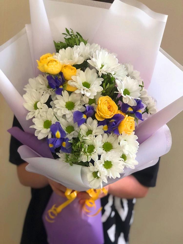 Букет цветов из: Ирисы, Хризантемы и Розы в Северо-Курильске