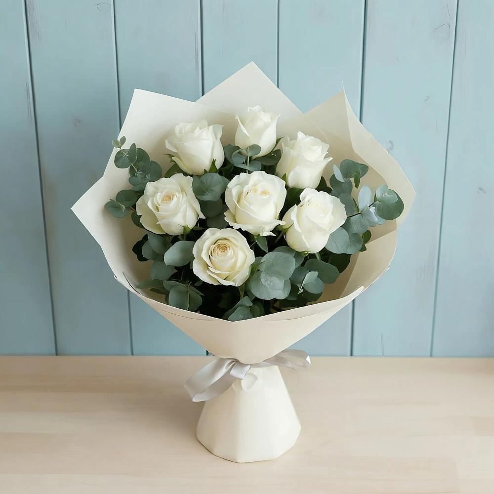 Букет Белые розы в Эвкалипте в Северо-Курильске