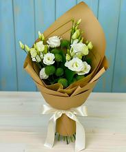 Букет цветов из:  Хризантемы и Лизиантусы в Северо-Курильске