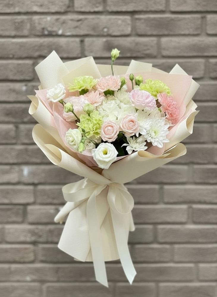 Букет цветов из: Гвоздики, Розы, Лизиантусы и Хризантемы в Северо-Курильске