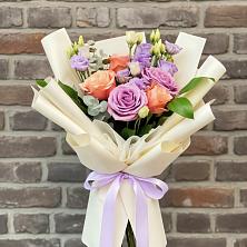 Букет цветов из:  Лизиантусы и Розы в Северо-Курильске