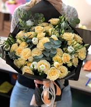 Букет цветов из:  Розы и Лизиантусы в Северо-Курильске