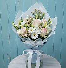 Букет цветов из:  Розы и Лизиантусы в Северо-Курильске