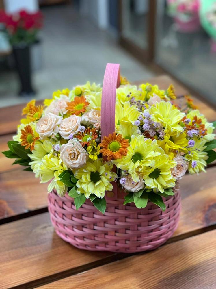 Цветочная композиция из Хризантемы и Розы в корзине в Северо-Курильске