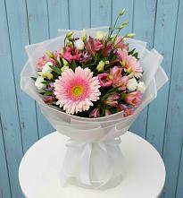 Букет цветов из:  Герберы, Альстромерии и Лизиантусы в Северо-Курильске