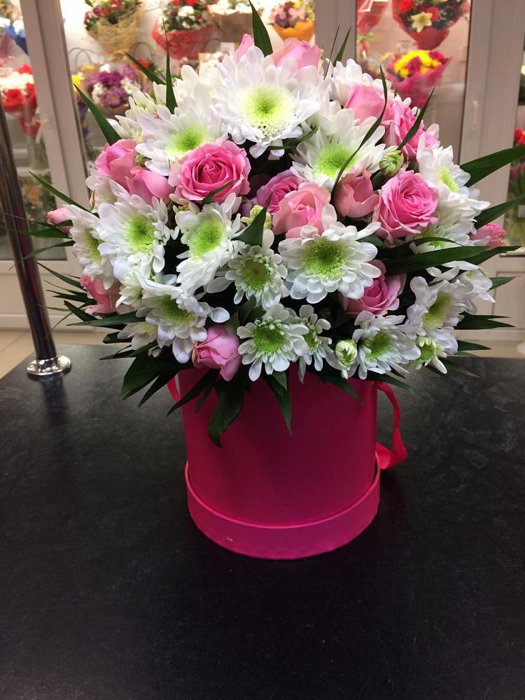 Цветочная композиция из Розы и Хризантемы в шляпной коробке в Северо-Курильске