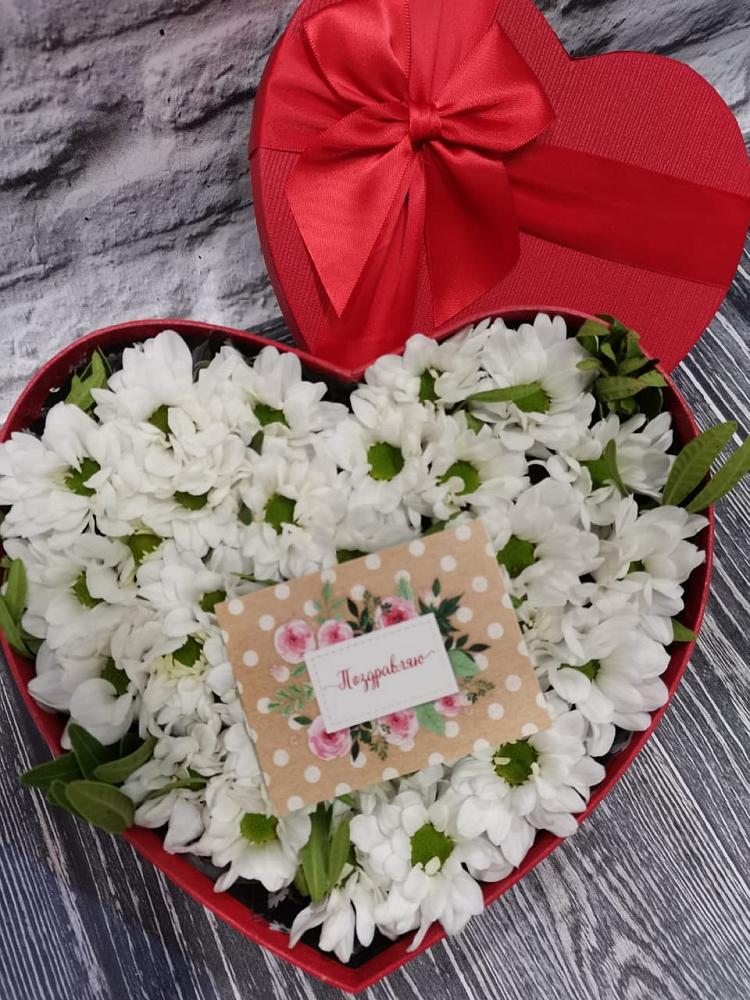 Цветочная композиция из Хризантемы в виде сердца в Северо-Курильске