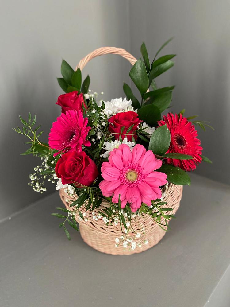 Цветочная композиция из Розы, Хризантемы и Герберы в корзине в Северо-Курильске