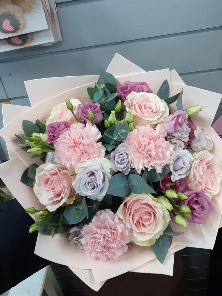 Букет цветов из: Розы, Гвоздики и Лизиантусы в Северо-Курильске