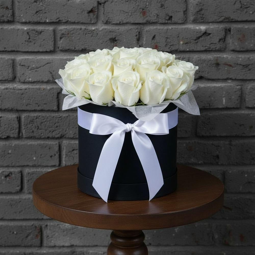 Цветочная композиция из Розы в шляпной коробке в Северо-Курильске