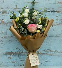 Букет цветов из:  Розы и Лизиантусы в Северо-Курильске