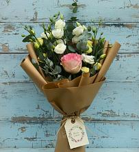 Букет цветов из:  Розы и Лизиантусы в Северо-Курильске