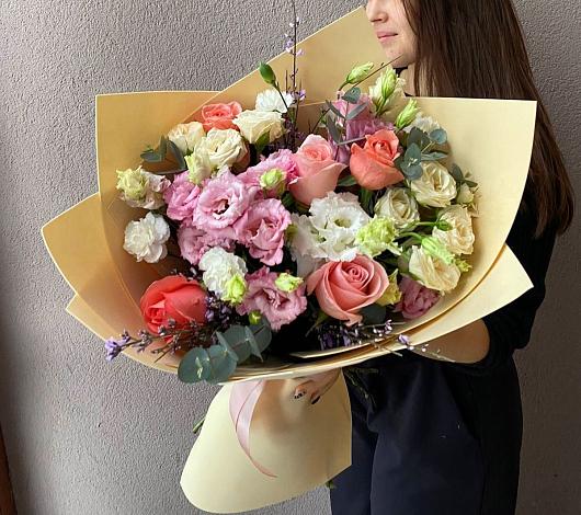 Букет цветов из: Розы, Лизиантусы и Гвоздики в Северо-Курильске