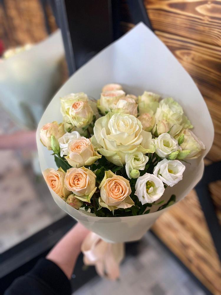 Букет цветов из: Розы и Лизиантусы в Северо-Курильске