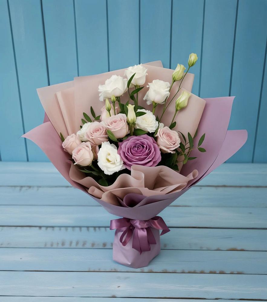 Букет цветов из: Розы и Лизиантусы в Северо-Курильске